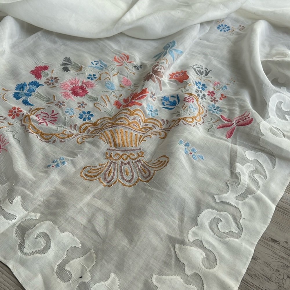 Vtg Large Embroidered Linen Tablecloth